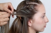 Repita o processo em toda a área frontal do cabelo. Encaixe sob a amarração da parte posterior da cabeça