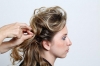 Deixando o cabelo um pouco solto, faça uma leve torção na mecha e prenda na parte de trás da cabeça.