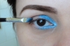 Aplique a sombra azul pavão no canto interno dos olhos e no canto interno da pálpebra móvel.